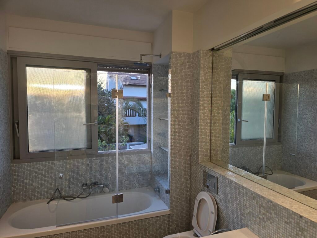 html alt="אמבטיון בעיצוב מודרני עם פרזול ניקל וזכוכית מחוסמת, פתרון אלגנטי לחדרי רחצה"