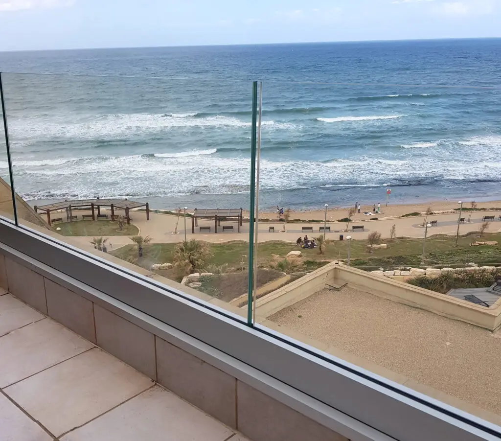 מעקה ישר בזיגוג יבש אלום טל