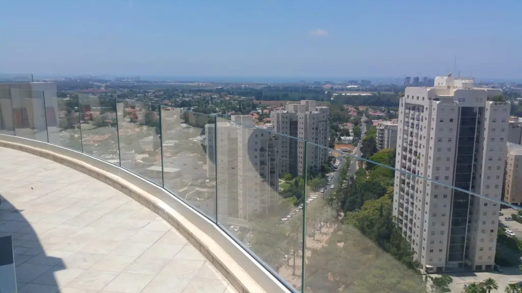 מעקה זכוכית בזיגוג יבש סיגמנטי אלום טל